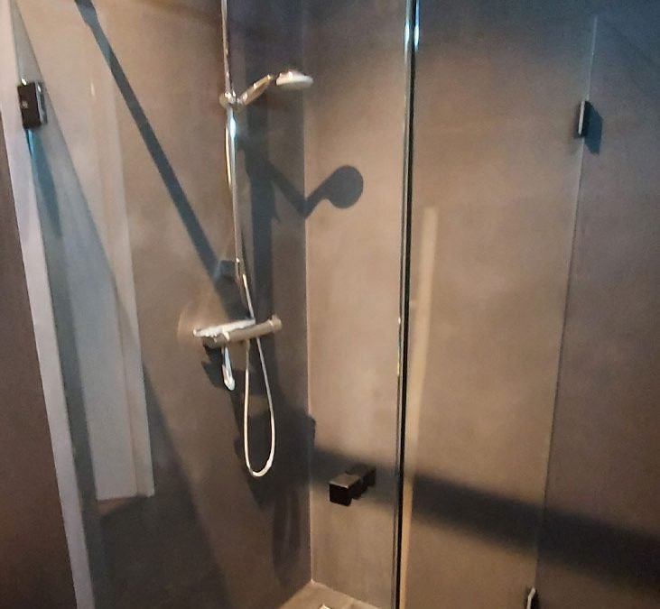 Douchewand Orange met zwart beslag